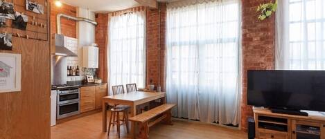 Appartement | Privékeuken | Een koelkast, een microgolfoven, een oven, een kookplaat