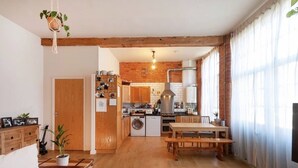 A compact living space with a kitchen, dining area, and a cozy seating area. - Apartment 74 (Nottingham)