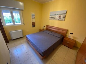 1 bedroom, iron/ironing board, bed sheets - Apartment Castelletto Ticino 50 Mt from the lake (Villaggi)