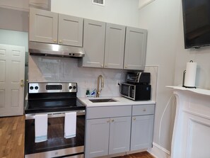 Frigorífico, microondas, horno y placa de cocina