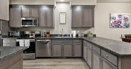 U3 - Stunning Themed Home! - Peloton Bike - 3 King Beds - 1G WiFi - 2 Work Desks