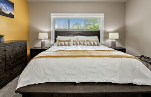 3 bedrooms, desk, iron/ironing board, travel crib - Galaxy-Themed, Fastest WiFi, 3 King Beds Home (Medford)