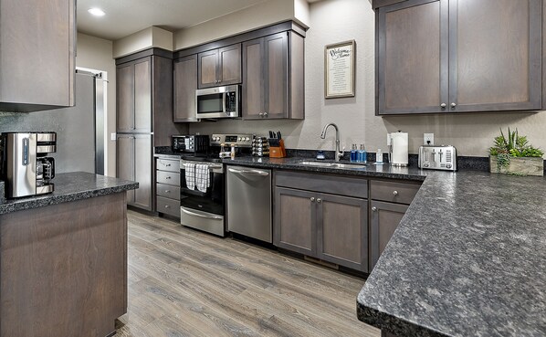 Fridge, microwave, oven, stovetop - Galaxy-Themed, Fastest WiFi, 3 King Beds Home (Medford)