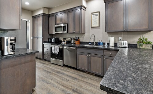 Galaxy-Themed, Fastest WiFi, 3 King Beds Home