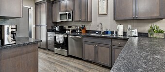 Galaxy-Themed, Fastest WiFi, 3 King Beds Home