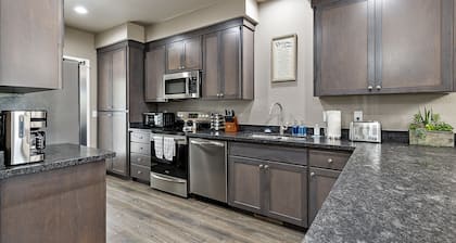 Galaxy-Themed, Fastest WiFi, 3 King Beds Home