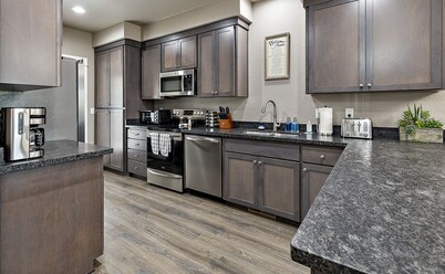 Galaxy-Themed, Fastest WiFi, 3 King Beds Home