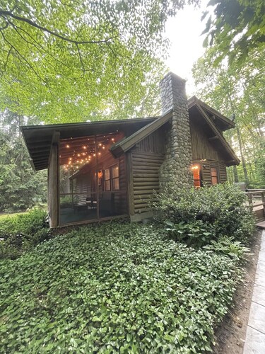  Secluded Log Cabin with trail to North Point County Park to the beach.  