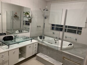 Combined shower/tub, toilet paper - LUXURY REFUGE 75KM FROM SÃO PAULO WITH INTERNET AND LOTS OF LEISURE TIME (Quatinga)