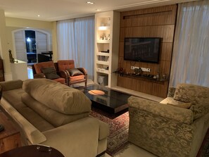 TV, lettore DVD, libri