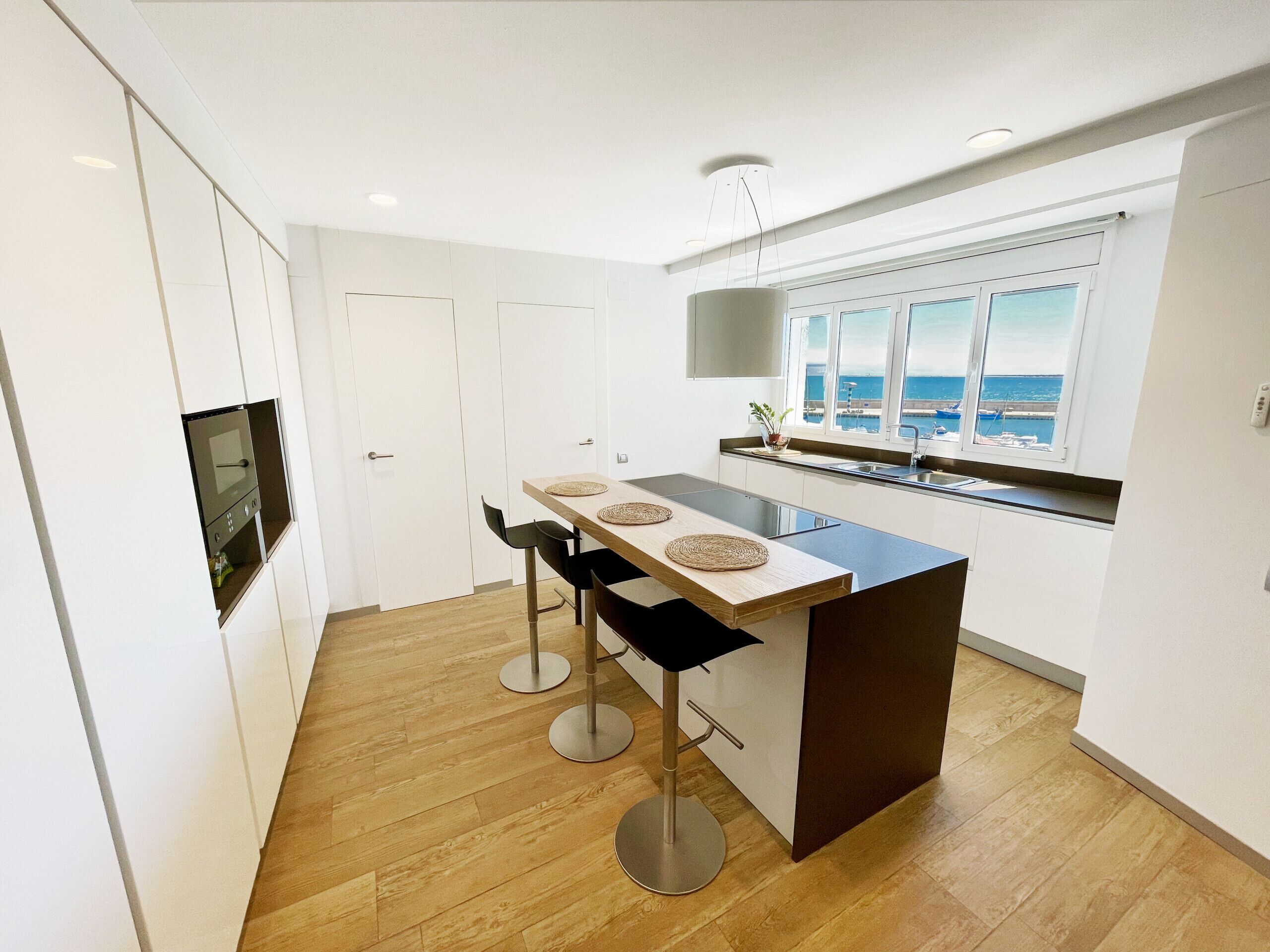 Frigorífico, microondas, horno y lavavajillas