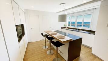 Frigorífico, microondas, horno y lavavajillas