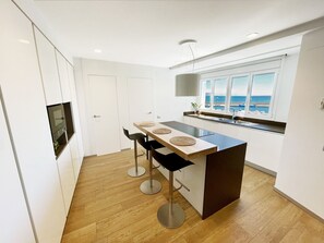 Jääkaappi, mikroaaltouuni, uuni, astianpesukone