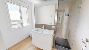 Shower, hair dryer, towels - APTO PANORAMIC (Ampolla)