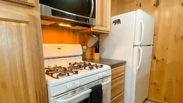 Een koelkast, een magnetron, een oven, een kookplaat