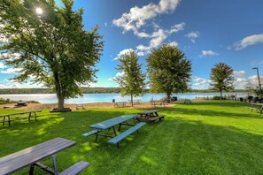 Outdoor dining - The Lake Como Clubhouse (Lake Geneva)