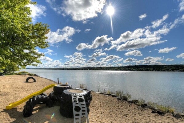 Beach nearby - The Lake Como Clubhouse (Lake Geneva)