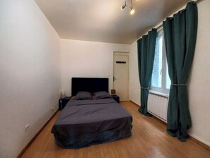 2 bedrooms, iron/ironing board, WiFi