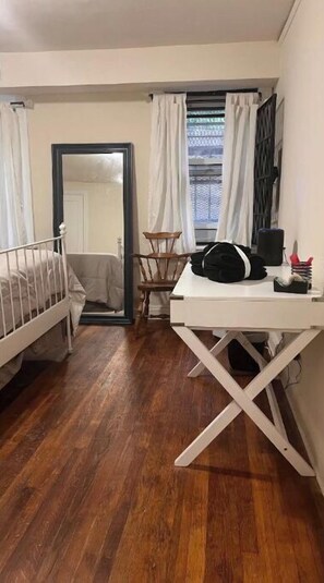1 Schlafzimmer, Schreibtisch, Bügeleisen/Bügelbrett, Reisekinderbett