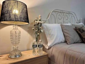 1 habitación, escritorio, tabla de planchar con plancha y cuna de viaje 