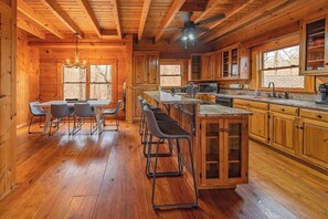 Fridge, microwave, oven, stovetop - Chilhowee -Big log cabin with hot tub by the Ocoee (Benton)