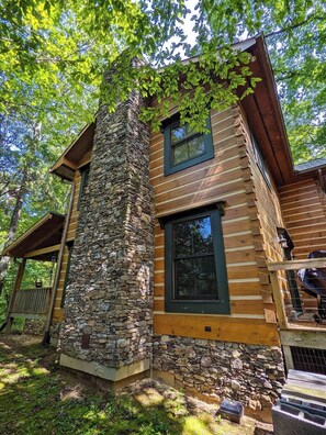 Exterior - Chilhowee -Big log cabin with hot tub by the Ocoee (Benton)