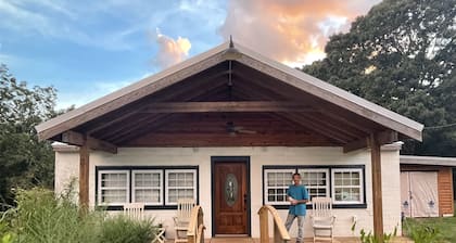 Spacious, newly remodeled home with a large porch and 8 min from downtown Athens