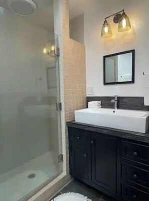 Combined shower/bathtub, hair dryer, towels, soap - Spacious, newly remodeled home with a large porch and 8 min from downtown Athens (Athens)