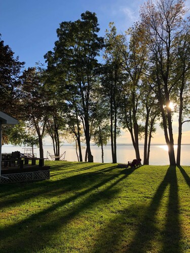 Lakeside Sunset Cottage & Hot tub