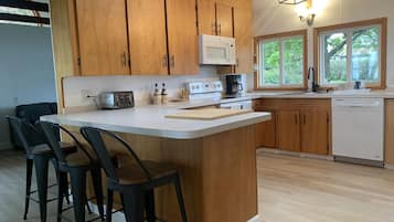 冷蔵庫、電子レンジ、オーブン、コンロ