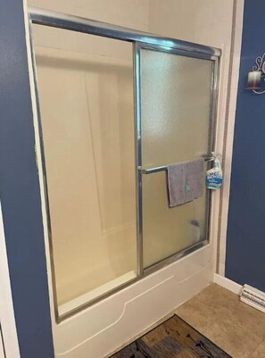 Combined shower/tub, hair dryer, towels, soap - Cozy cottage with natural fire place! (Port Austin)