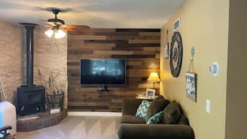Smart-tv, een open haard, een dvd-speler en boeken