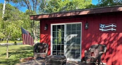 Cozy cottage with natural fire place!