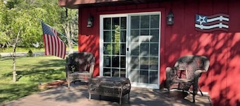 Cozy cottage with natural fire place!