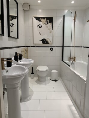Combined shower/bathtub - [Camden Luxury Flat] with Private Patio (London)