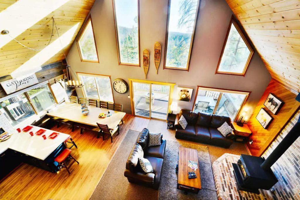 UPSCALE. SLEEPS 18. HOT TUB.POOL TBL.WALK2BLS.K9OK