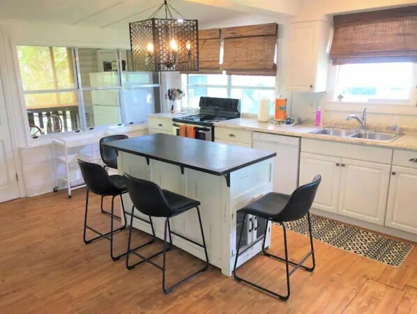 Een koelkast, een magnetron, een oven, een kookplaat