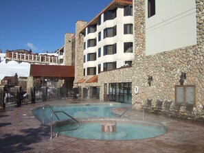 Piscine intérieure, piscine extérieure