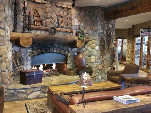 225 Large 2 bath Condo Suite Sleeps 6 at Base Area