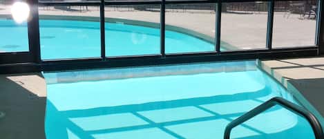 Piscine intérieure, piscine extérieure