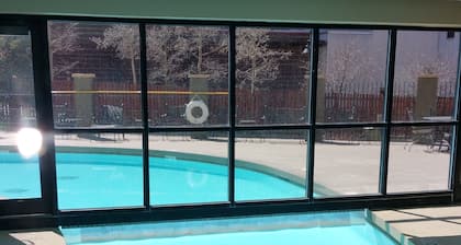 225 Large 2 bath Condo Suite Sleeps 6 at Base Area