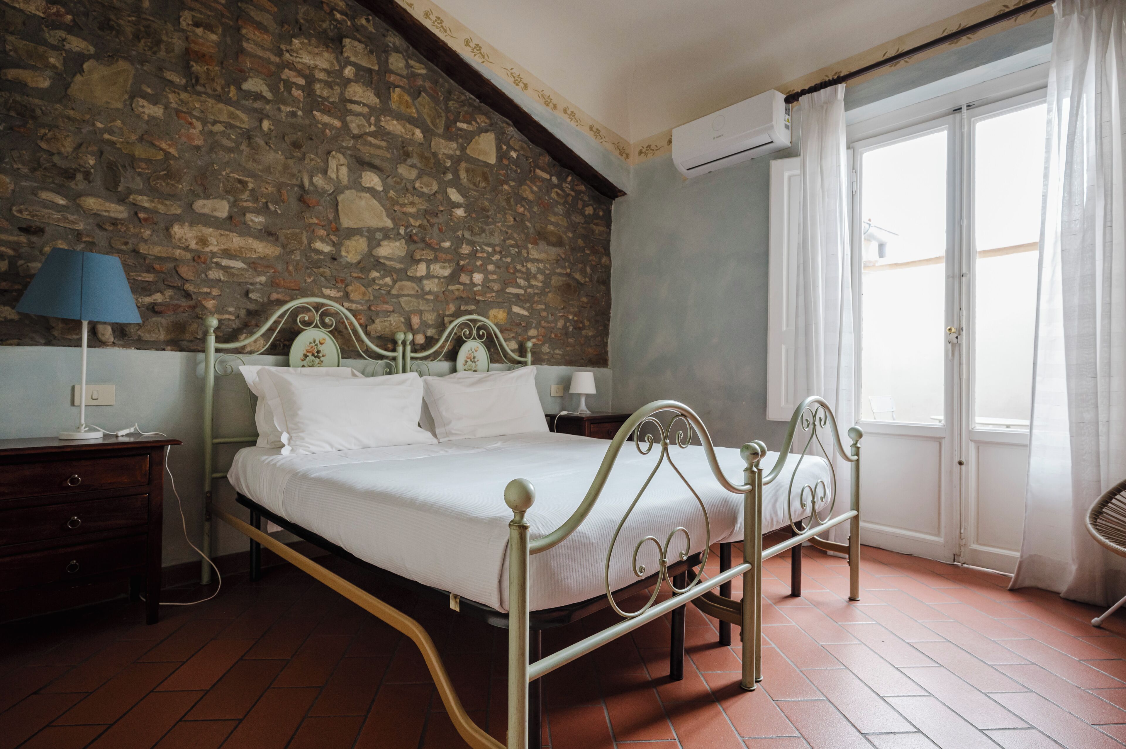 1 habitación, tabla de planchar con plancha, wifi gratis y ropa de cama 