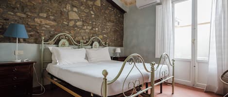 1 habitación, tabla de planchar con plancha, wifi gratis y ropa de cama
