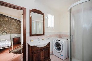 Dusche, Haartrockner, Bidet, Handtücher