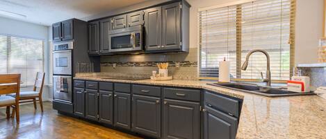 Køleskab, mikrobølgeovn, ovn, kogeplade