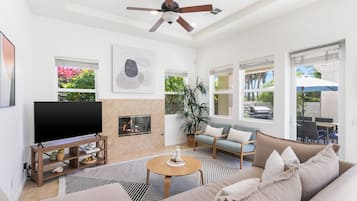 Smart TV, chimenea y tenis de mesa