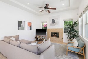 智能電視、壁爐、乒乓球設施