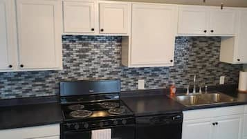 Private kitchen | Fridge, microwave, oven, stovetop