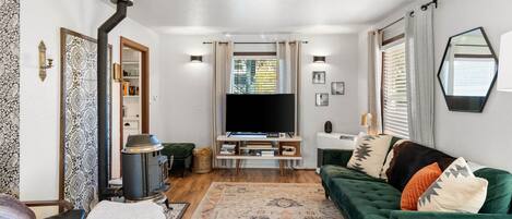 Televisie, een open haard en een kantoor