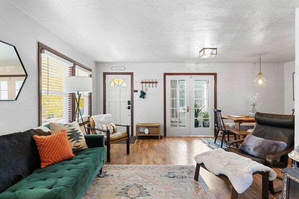 Télévision, cheminée, espaces bureaux